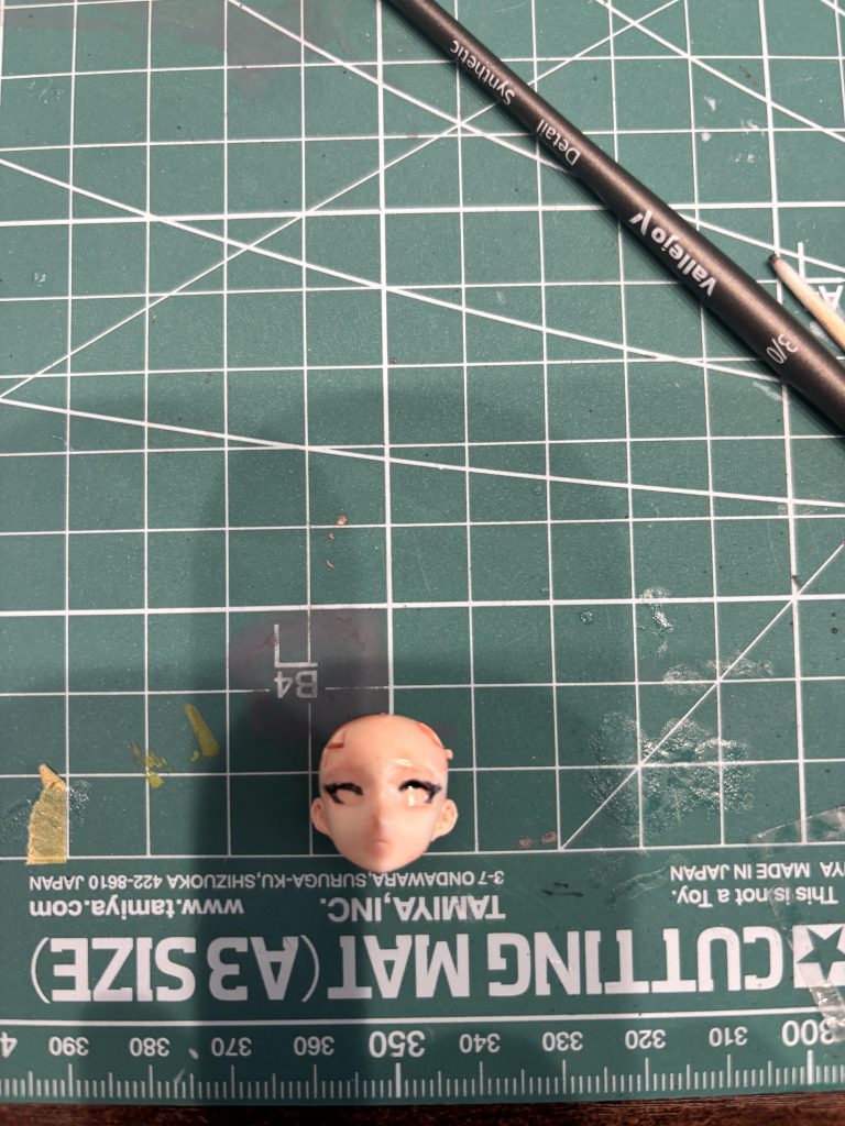 アイペイント開始。ファレホ筆塗り（描き？）です。