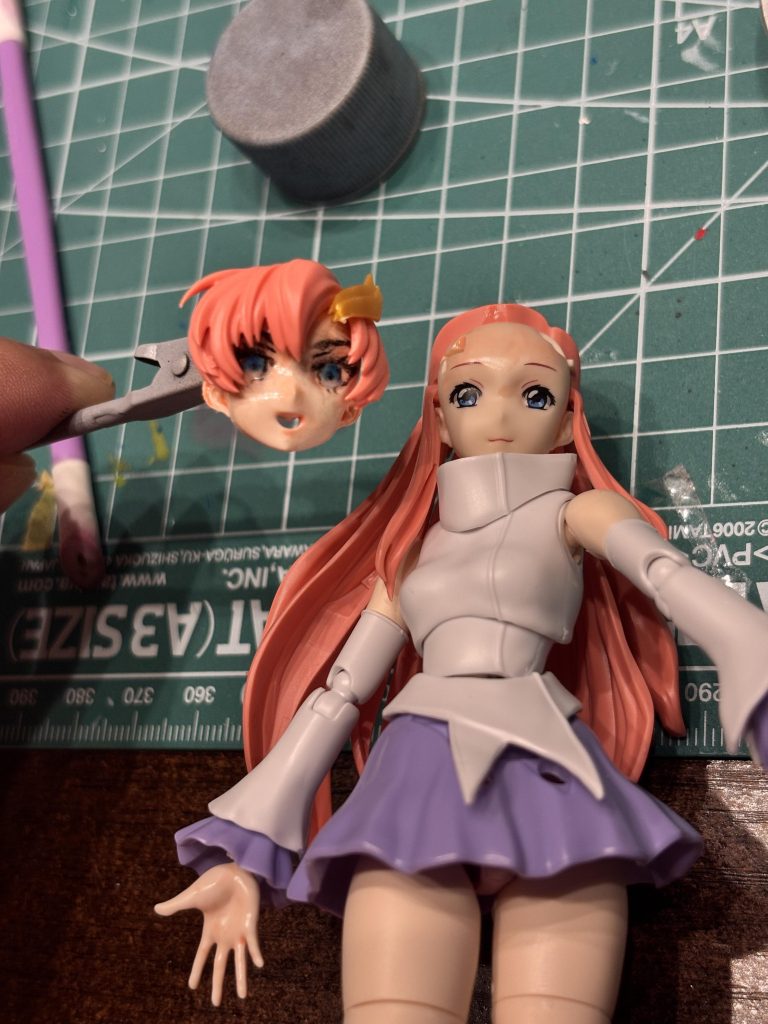 すっぴんラクスクラインとの比較。眉毛描き、マスカラし、カラコン入れたイメージです。