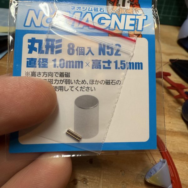 ギャンの顔、小さいのと後ろまでモノアイのレールがある関係で、頭がちゃんとくっ付かないんですよね。。なので、、小さい磁石を頭の後ろに埋め込みポロリする事なくある程度形を保持してくれる様になりました。。モノアイ、エンドまではきついですが、、ある程度睨みつけることはできます。。笑ちょっと宿題がたまってるから、、スジボリ軽めにして、、塗装しちゃいます！！（3枚目）