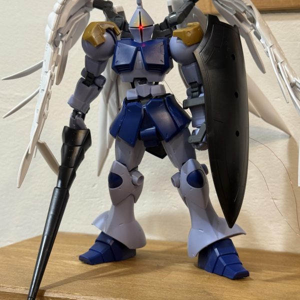 ギャンの顔、小さいのと後ろまでモノアイのレールがある関係で、頭がちゃんとくっ付かないんですよね。。なので、、小さい磁石を頭の後ろに埋め込みポロリする事なくある程度形を保持してくれる様になりました。。モノアイ、エンドまではきついですが、、ある程度睨みつけることはできます。。笑ちょっと宿題がたまってるから、、スジボリ軽めにして、、塗装しちゃいます！！（2枚目）