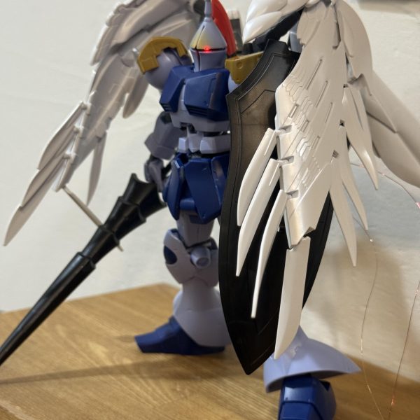 ギャンの顔、小さいのと後ろまでモノアイのレールがある関係で、頭がちゃんとくっ付かないんですよね。。なので、、小さい磁石を頭の後ろに埋め込みポロリする事なくある程度形を保持してくれる様になりました。。モノアイ、エンドまではきついですが、、ある程度睨みつけることはできます。。笑ちょっと宿題がたまってるから、、スジボリ軽めにして、、塗装しちゃいます！！（5枚目）