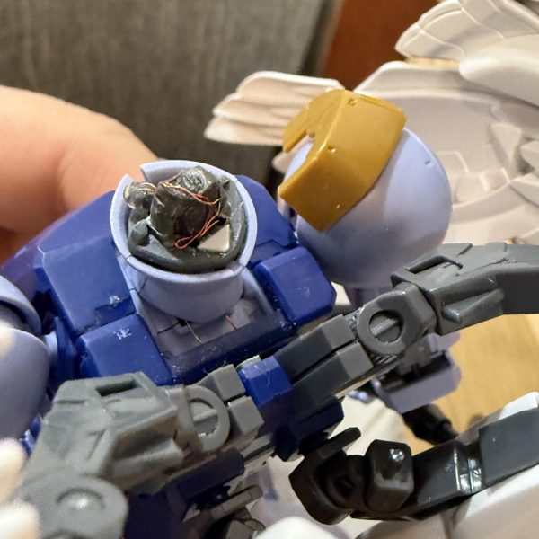 ギャンの顔、小さいのと後ろまでモノアイのレールがある関係で、頭がちゃんとくっ付かないんですよね。。なので、、小さい磁石を頭の後ろに埋め込みポロリする事なくある程度形を保持してくれる様になりました。。モノアイ、エンドまではきついですが、、ある程度睨みつけることはできます。。笑ちょっと宿題がたまってるから、、スジボリ軽めにして、、塗装しちゃいます！！（4枚目）