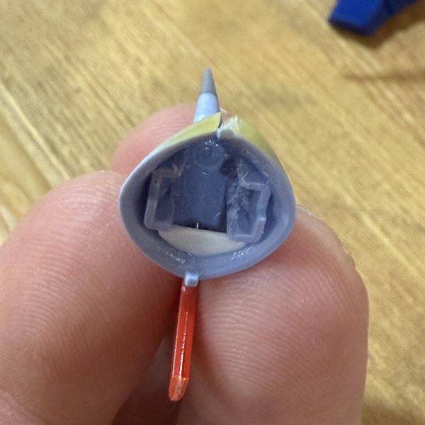 ギャンの顔、小さいのと後ろまでモノアイのレールがある関係で、頭がちゃんとくっ付かないんですよね。。なので、、小さい磁石を頭の後ろに埋め込みポロリする事なくある程度形を保持してくれる様になりました。。モノアイ、エンドまではきついですが、、ある程度睨みつけることはできます。。笑ちょっと宿題がたまってるから、、スジボリ軽めにして、、塗装しちゃいます！！（6枚目）