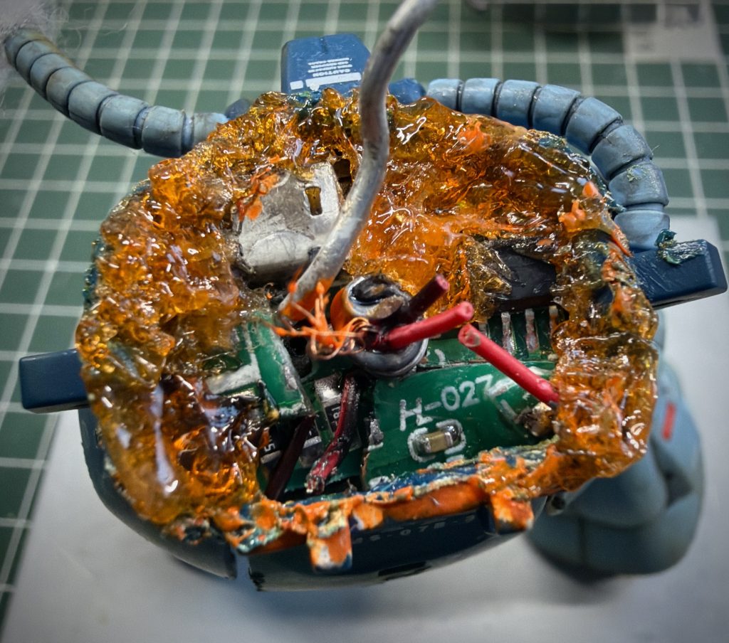 グフカスタムの切断面ジャンクの電子基板とキットのランナーで作成