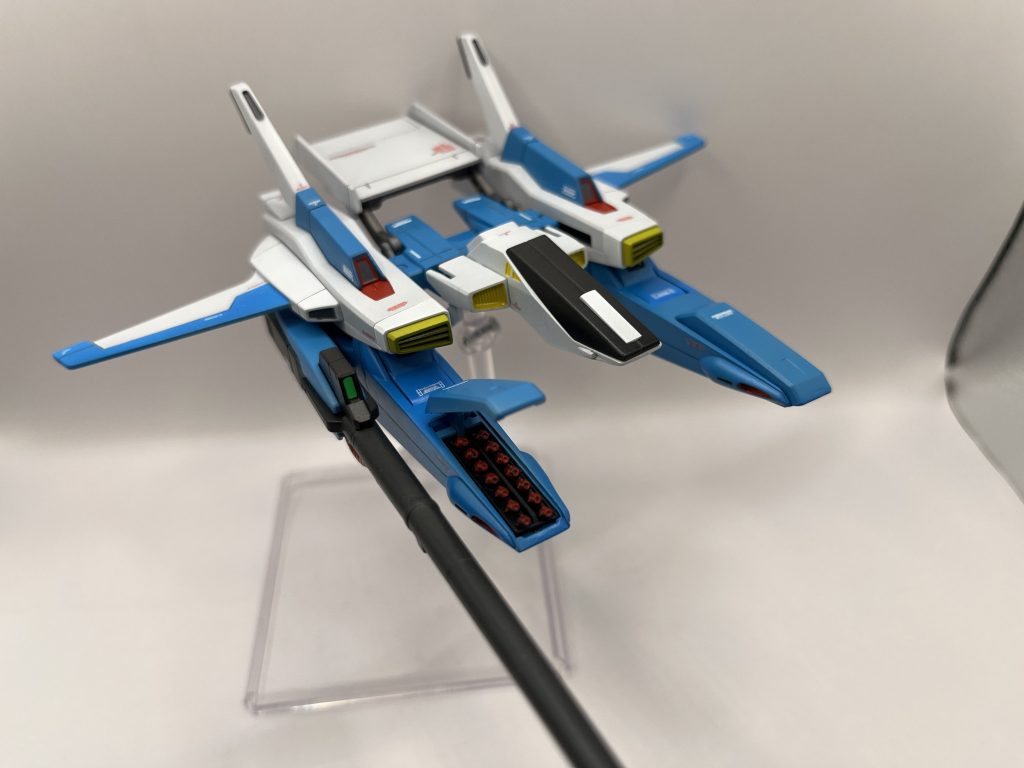 ミサイルポッドは筆塗りで塗装。近くが見えなすぎて老眼鏡買おうかマジで迷った。