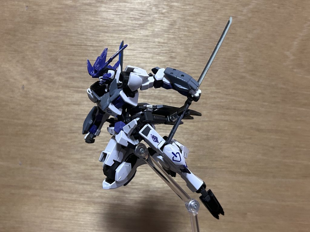 前進ポージング腰部に配備された多数のブースターで驚異的な加速を実現させます最大時速は2200