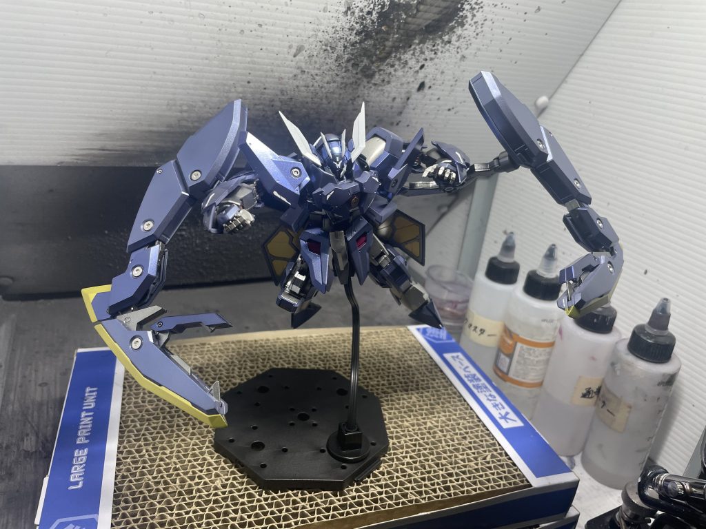 スクリューフィストポージング2シールドプライヤーユニットの丸部分は円形マスキングを使って塗り分けました。説明書だとダークグレーで塗り分けしていますがシルバーにしました。これもよかったかも。