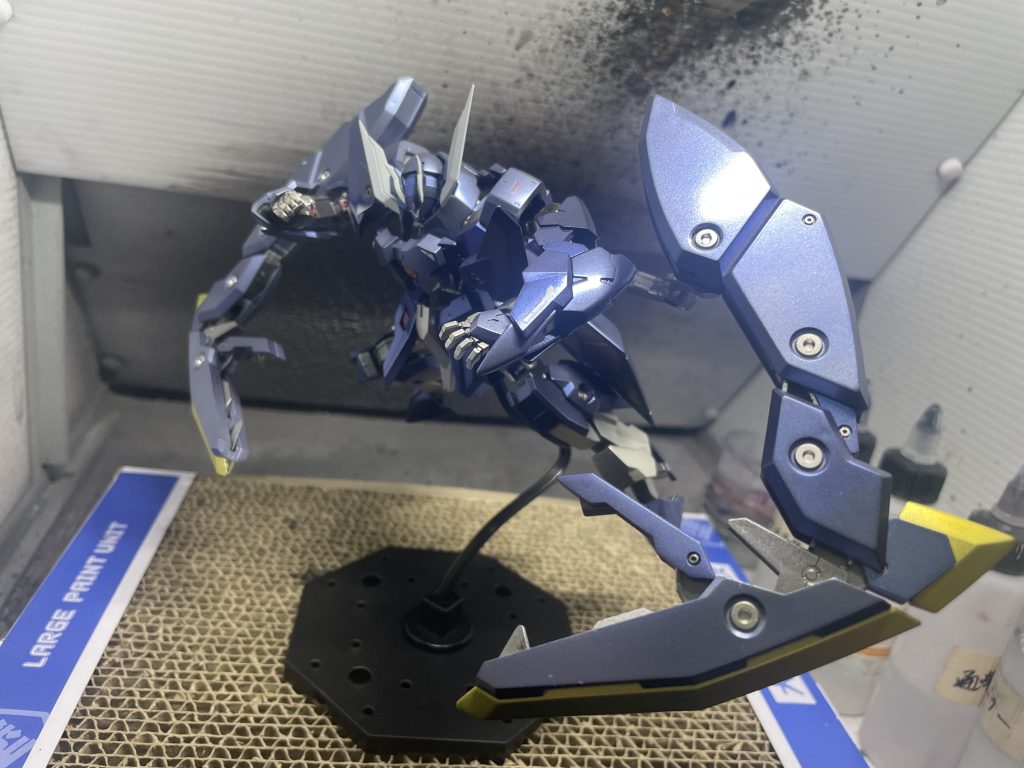 スクリューフィストポージングシールドプライヤーユニットを広げるとダイナミックで最高です。クリスタルカラーでのオーバーコートとクリアトップコートでキラっと光ってるのが良いです。オーバーコートは塗装中に閃いてやってみましたが良かったかも。