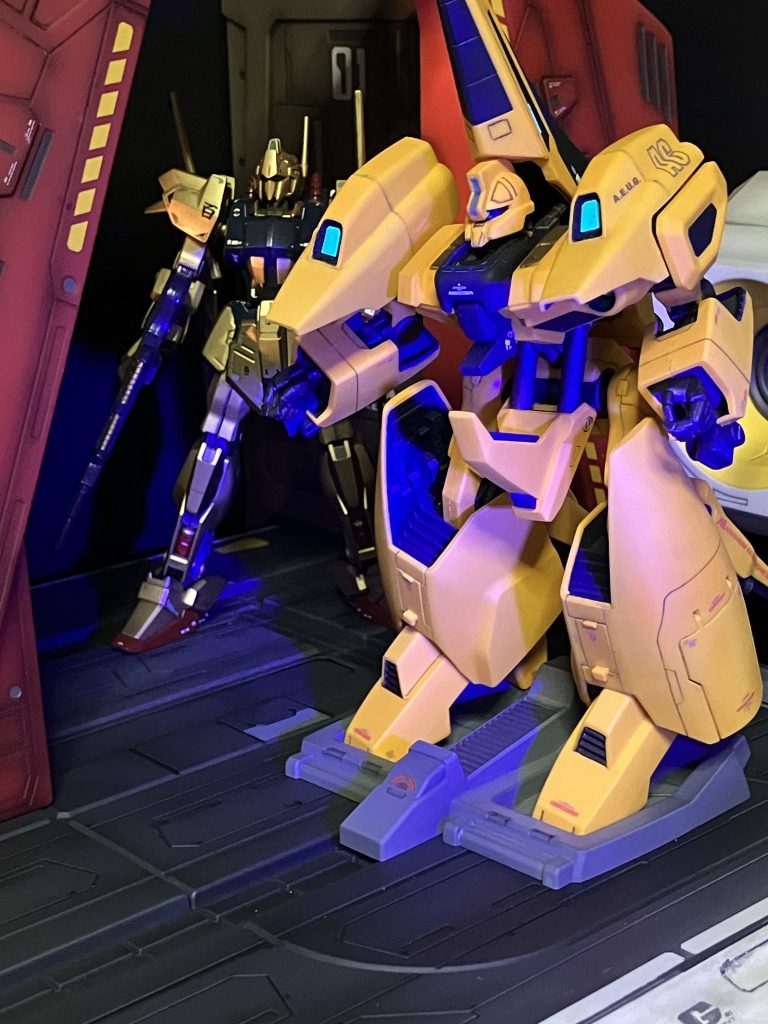 HGUC メタス　まっすぐ立つと背中のとんがりがゲートの軒に当たります。しゃがむとカワイイ