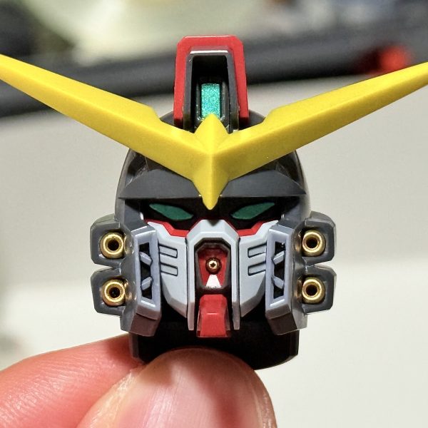 デストロイ頭部完成です🎉🎉イーゲルシュテルン、ツォーンmk２、段落ちモールド部分はゴールド塗装　ブラックのパーツ墨入れはグレーを流し込み　市販の流し込み用グレーだと薄いので調色したのを使っております🎨（2枚目）