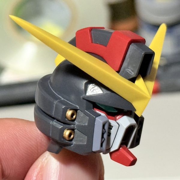 デストロイ頭部完成です🎉🎉イーゲルシュテルン、ツォーンmk２、段落ちモールド部分はゴールド塗装　ブラックのパーツ墨入れはグレーを流し込み　市販の流し込み用グレーだと薄いので調色したのを使っております🎨（3枚目）