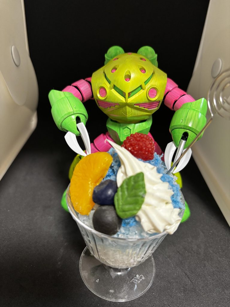 さあHとの勝負です。彼のガンキャノンは濃い紺色をベースとした落ち着いた配色になっていました(お、カッコいい…)「何コレ？」『宇宙空間で逆光のガンキャノン』(あー…赤もそうなるよなー。わかるー！)「負けました！」