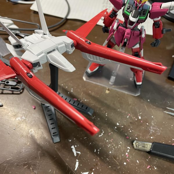 セイバーガンダムを最強にするという大筋の元制作を開始しました!寮生活なので家ほど簡単に素材が手に入らない中頑張ってます!まずこの作品のコンセプトは自分がガンプラバトルで使うなら、SEEDシリーズの特徴的な武器を満載するというコンセプトです!足と腕はセイバーのものを、肘関節はHGUCZガンダムの物を使用、肩は加工してRGジャスティスのビームブーメランを装備、胴と腰、肩に頭はインフィニットジャスティスの物を、バックパックにはギャラクシーブースターを使用しようと考えています。かなり可動域も良好、スタイルもめちゃいいのでガンプラやってて久しぶりにここまでワクワクしてます!また投稿するので是非ご覧下さいm(_ _)m(3枚目)