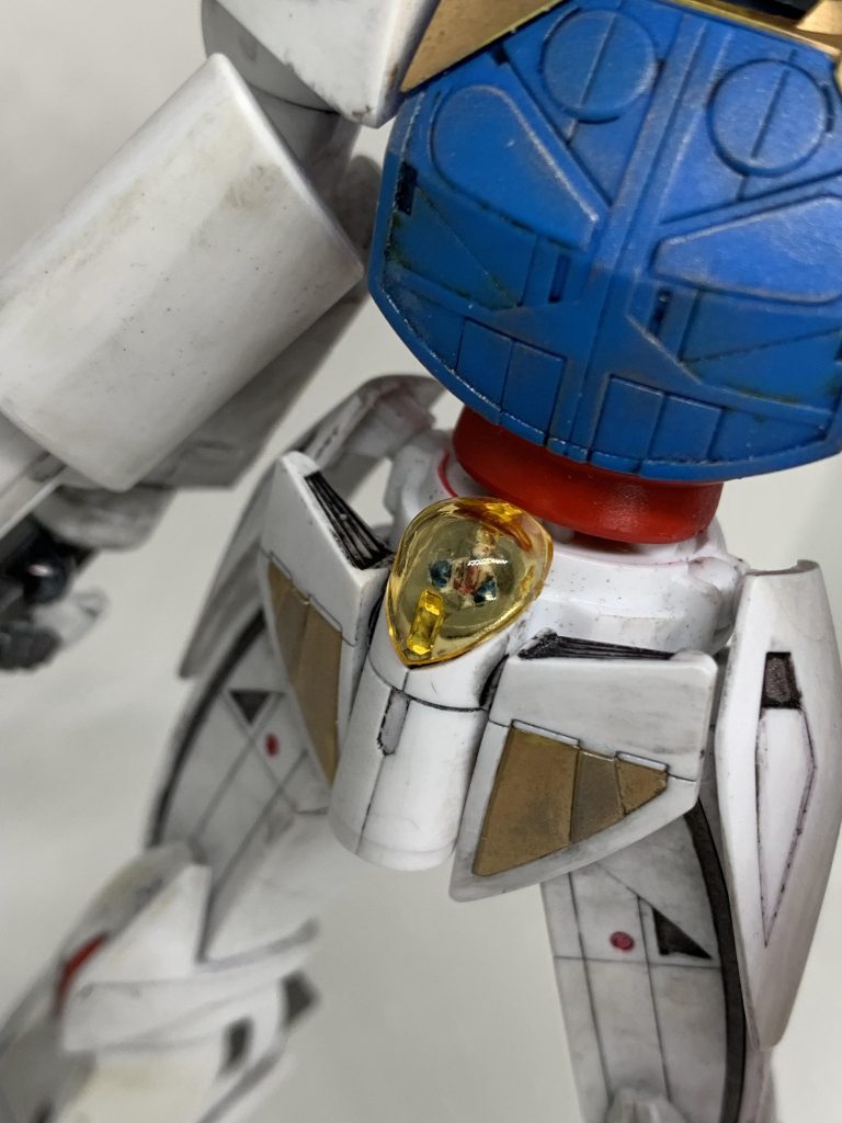 中のロラン君も塗ってはみたもののちょっと厳しいです。hgのは箱みたいな人が乗ってたので必死で削って細身のロラン君に見えるように頑張りました。