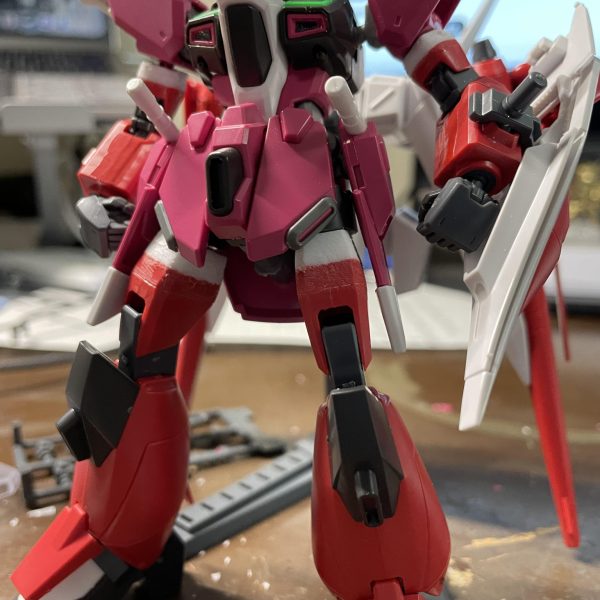 セイバーガンダムを最強にするという大筋の元制作を開始しました!寮生活なので家ほど簡単に素材が手に入らない中頑張ってます!まずこの作品のコンセプトは自分がガンプラバトルで使うなら、SEEDシリーズの特徴的な武器を満載するというコンセプトです!足と腕はセイバーのものを、肘関節はHGUCZガンダムの物を使用、肩は加工してRGジャスティスのビームブーメランを装備、胴と腰、肩に頭はインフィニットジャスティスの物を、バックパックにはギャラクシーブースターを使用しようと考えています。かなり可動域も良好、スタイルもめちゃいいのでガンプラやってて久しぶりにここまでワクワクしてます!また投稿するので是非ご覧下さいm(_ _)m(5枚目)