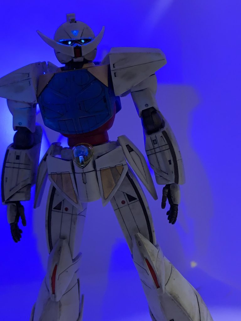 瞳に蛍光クリアを塗ったのでブラックライトで目が光ります。ホントは赤く光って欲しかったんですがクリアで赤く光る塗料がなかったので泣く泣く青く光ることになりました。