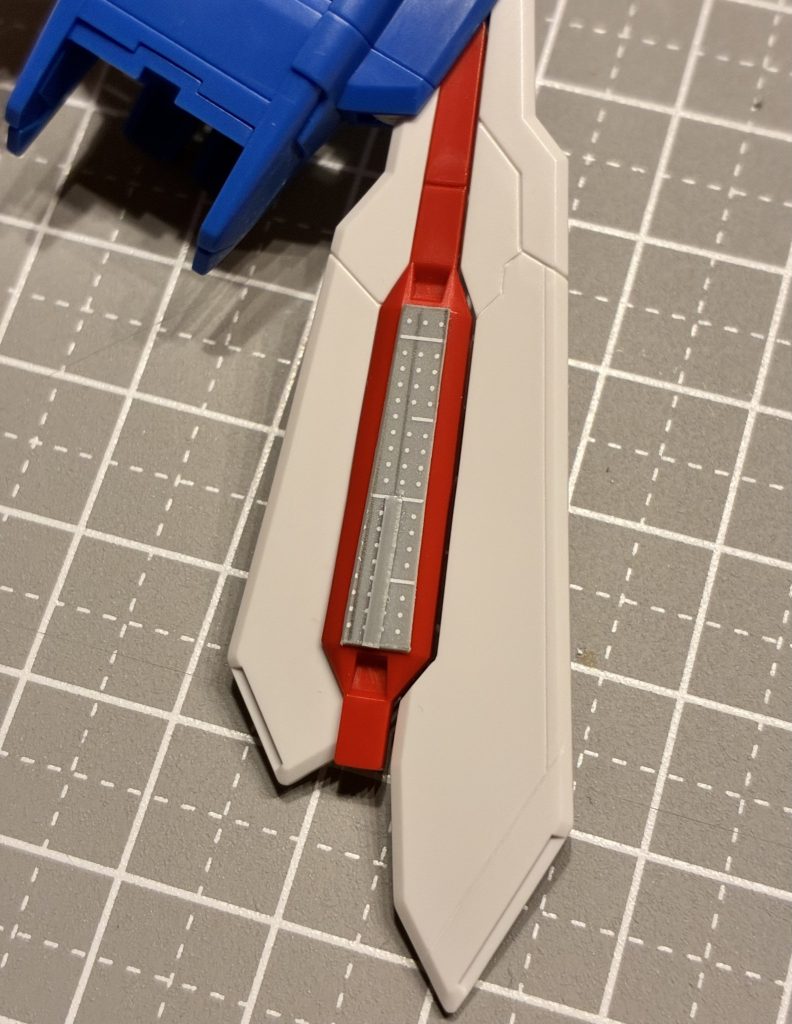 初めて100均以外のプラ板を使用しましたこのガイドの印刷をヤスリがけしないで、塗装してしまった為、再度やり直しになりました😅塗膜で隠れちゃうと思ってたのが甘かった。