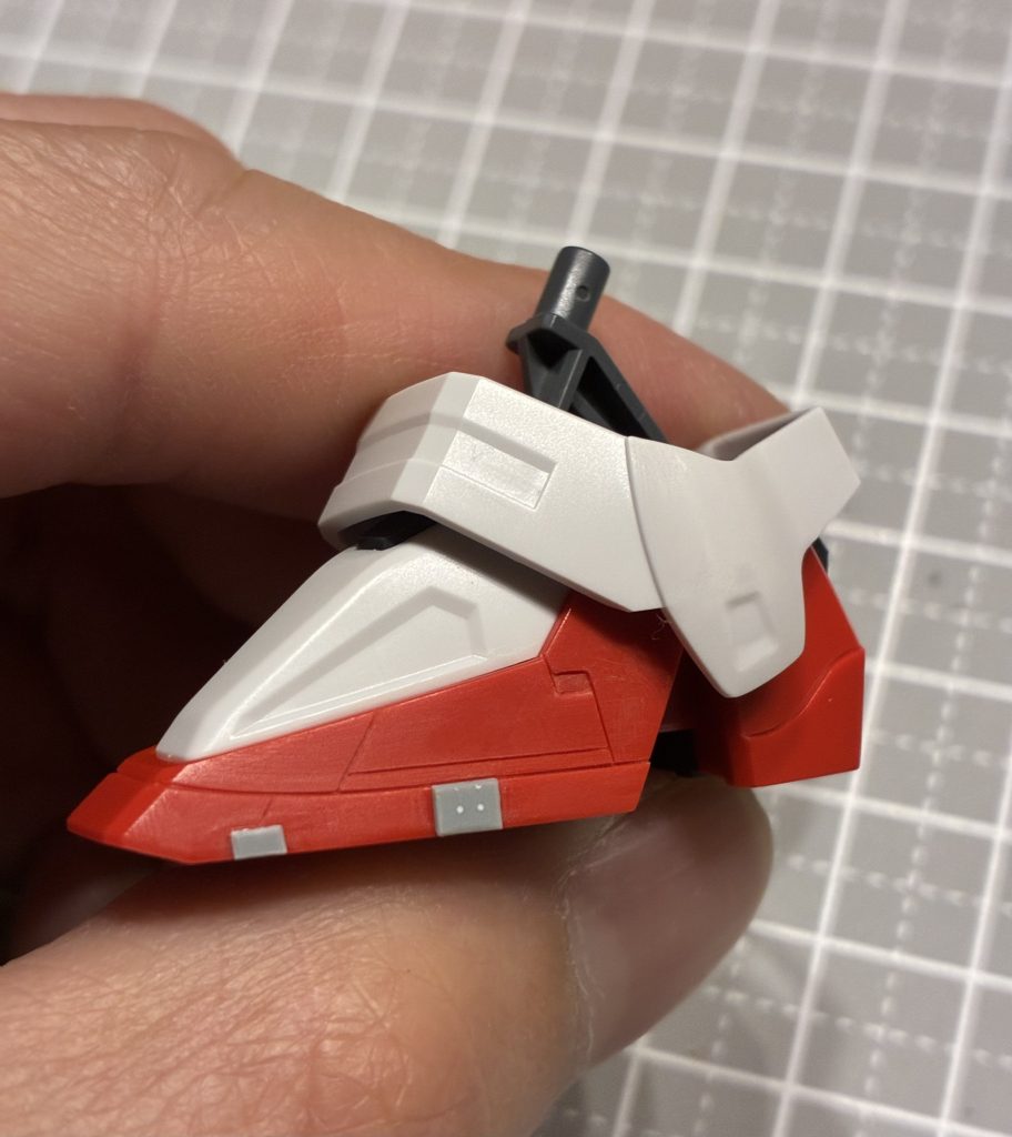 プラ板を貼っただけ実際セイラマスオ氏のはもっと立体的だったので、次回は改善したいです。スジボリも初めてにしては及第点かなとわずかに凹モールド？と言っていいのかわからないくらいに小さいですが、角が丸くなってしまいました(；´Д`A