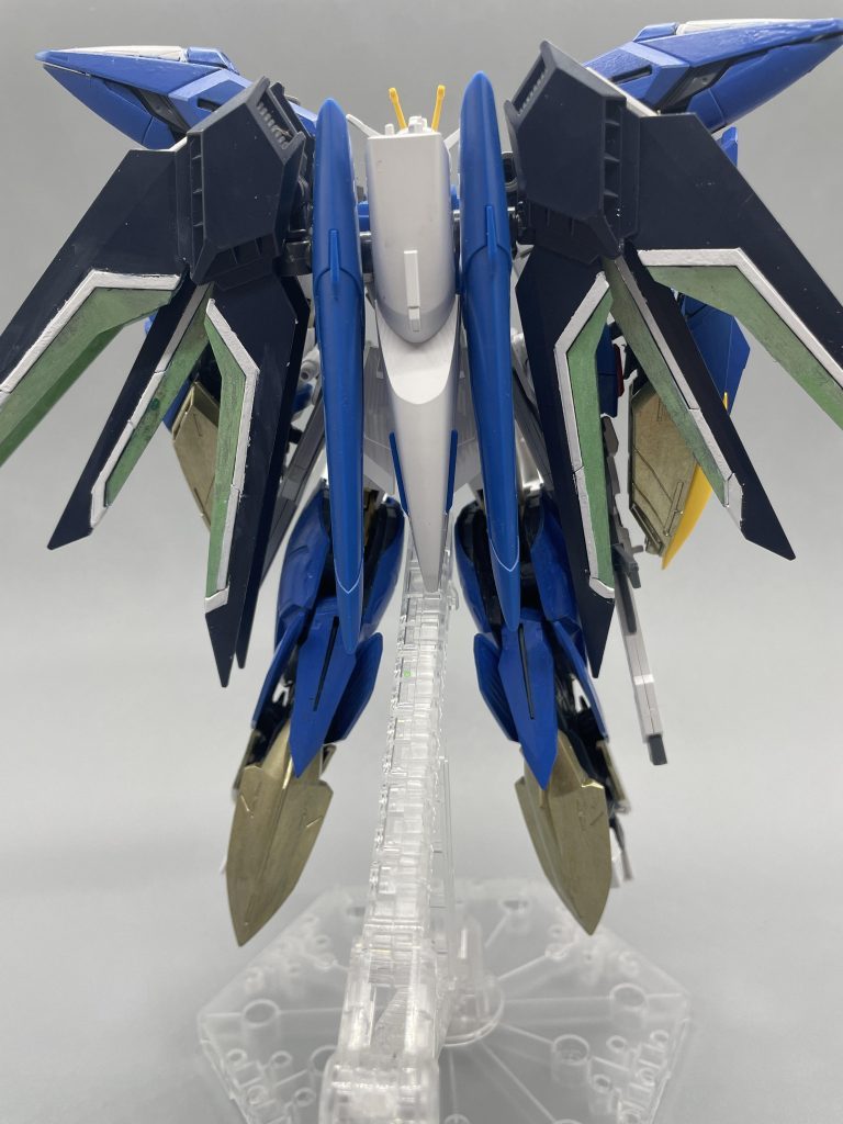 ライジングフリーダムのカラーに寄せるため全体的にブルーで塗装しつつ、一部ゴールドで塗装しています。ウイングはシールは使用せず、ガンダムマーカーホログリーンとホワイトで塗装しています。すべて筆で塗装しているので筆ムラが出てます・・・