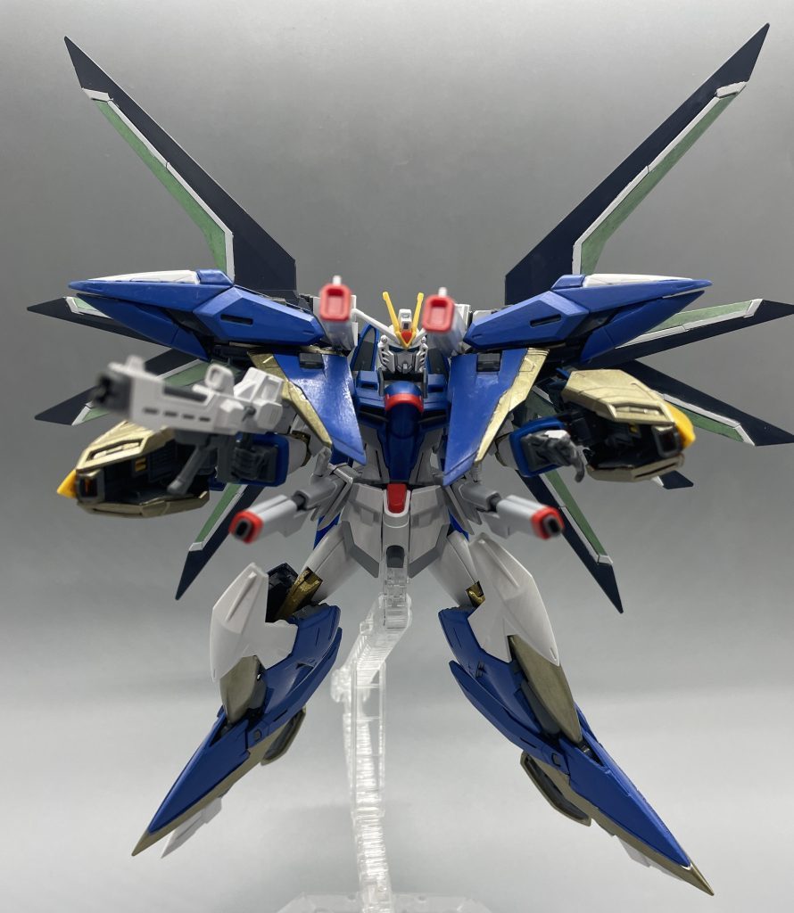 肩の前面パーツは可動するので自然なポージングも出来ます。