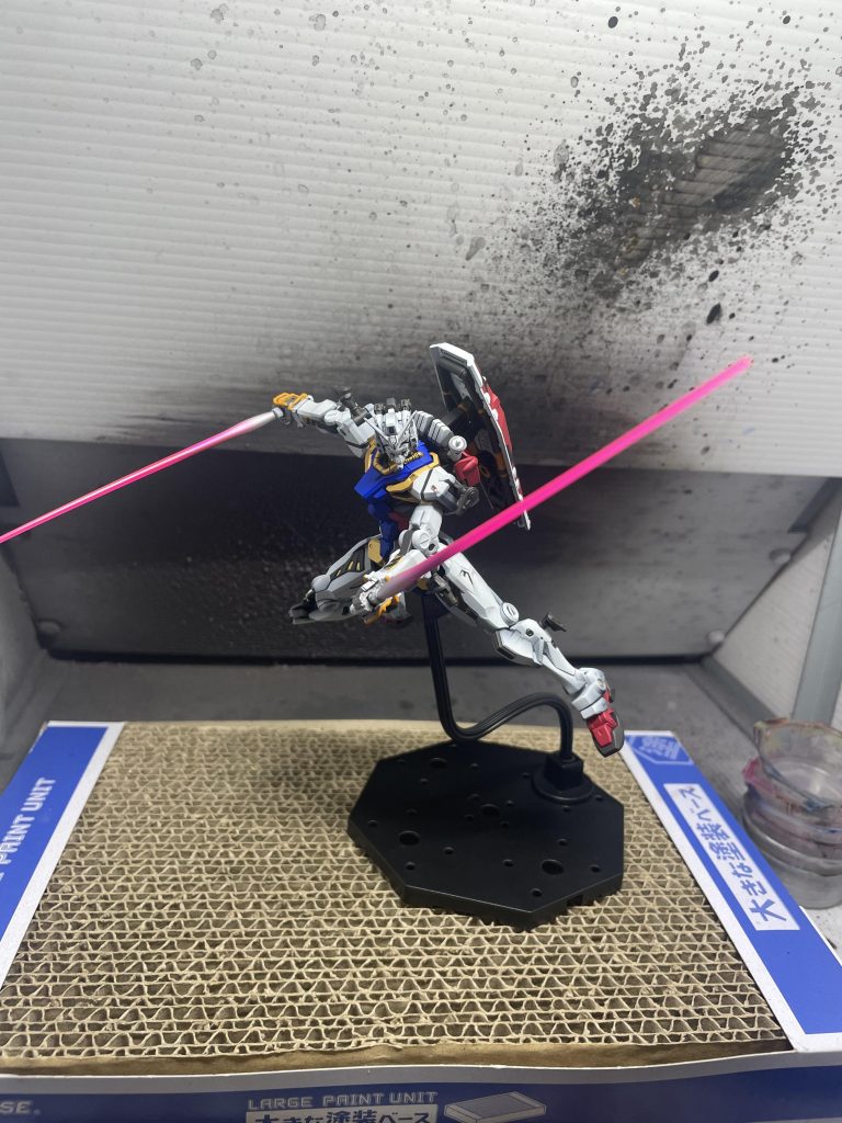 ビームサーベル構えこちらもかっこいい。ちなみにビームサーベル根本はシルバーを吹き、蛍光ピンクを吹いてます。