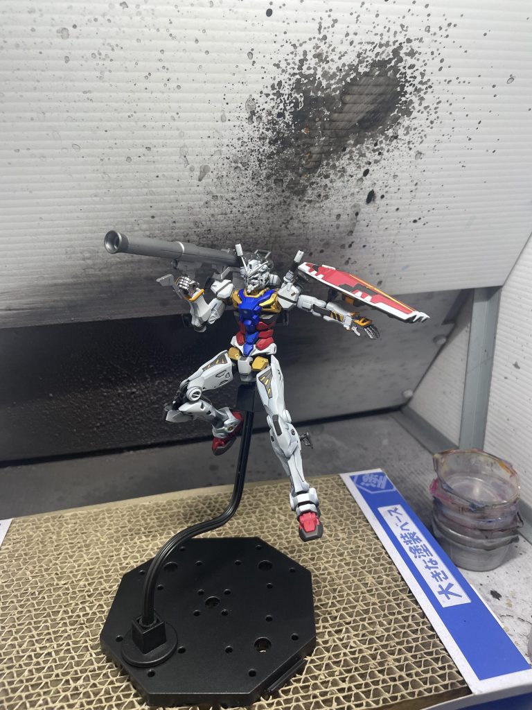 ハイパーバズーカ構え合わせ目消ししたのですが、あまり消えてなかったです。。。ここは反省です。あまり消さなくてもよかったかも。発射口など一部分はエナメルのガンメタ塗ってます。これは思いつき。
