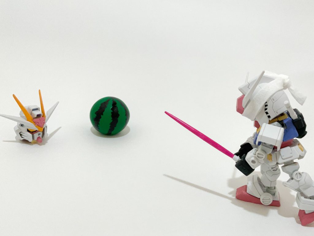 【８月・スイカ割り】　樹脂粘土を丸めてスイカを手作りしました（大した工作じゃない）。浜辺での一コマのつもりだったのですが、これではよくわからんですよね。