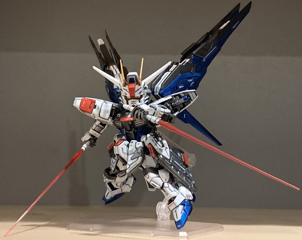 続編でのビームサーベル二刀流。ポージングがなかなかうまく決まらない……