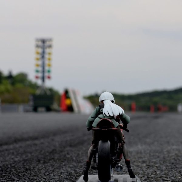 ミオリネさんはバイクに乗っています。