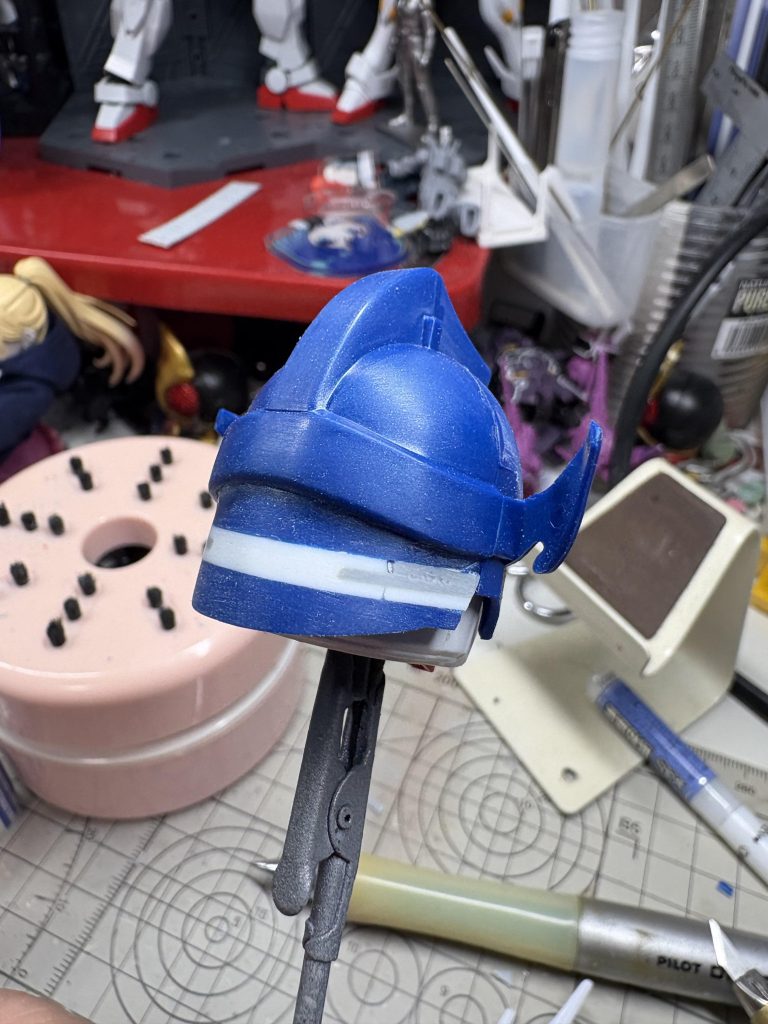 羽根スクラッチ以外の改修で大きかったのは兜の大型化かな。兜の形状は結構悩んで、最初的に後ろを大型化、前側はヒサシを鋭くする感じで落ち着いた。