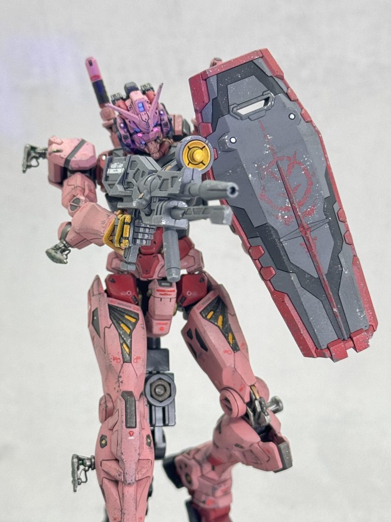 シールドのエンブレムは貼り付けたシールの縁をカッターでなぞるように切れ込みを入れて目印にし、筆塗りで手描きしていきました。チッピングでぼやかす事で手描き感が薄まるように頑張ってみましたが...上手く誤魔化せてると良いなぁ😅少なくとも手直しする前よりは格段に見栄えが良くなったので満足しています!