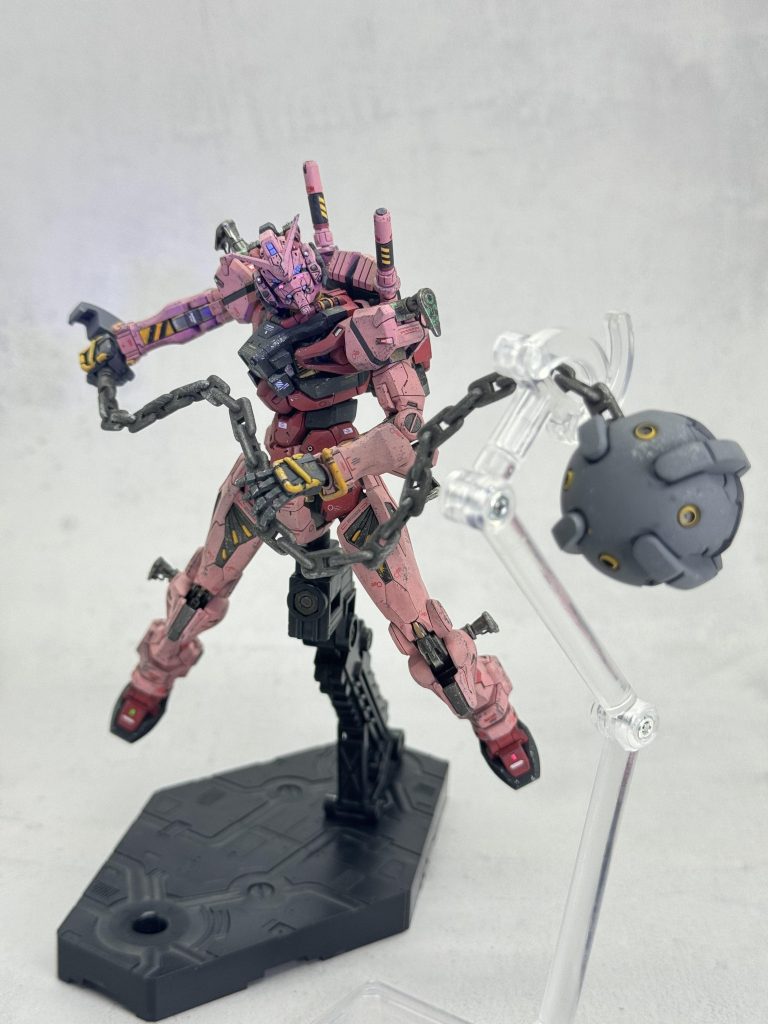 ガンダムハンマーは裏表の形状をどちらかに統一するのは骨が折れそうだったので、パテで全て埋めてしまってから自分なりの解釈でスラスターを再構築していきました。スラスターはもっと埋まっている方がデザイン的に説得力があると思いますが、そもそも衝撃やら圧力やらが急激にかかる部分にスラスターをつける事自体がry