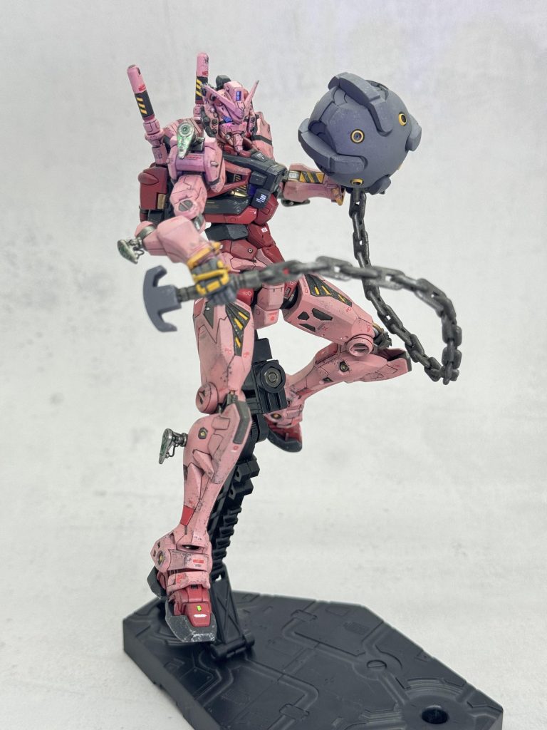 チェーン部分は他キットのガンダムハンマーの金属パーツや、100円ショップで適当なチェーンを買ってきて付け替えたほうが絶対楽だし早いとは思ったのですがこれも経験だと思い気合を入れてヤスリ掛けをして仕上げていきました🤣パーティングラインを完全に消すのは難しいし、番手の高いヤスリで大雑把に仕上げたので綺麗には仕上がりませんでしたが逆に金属の擦れた感じや、くたびれた感じが出たのではないかなと思います。