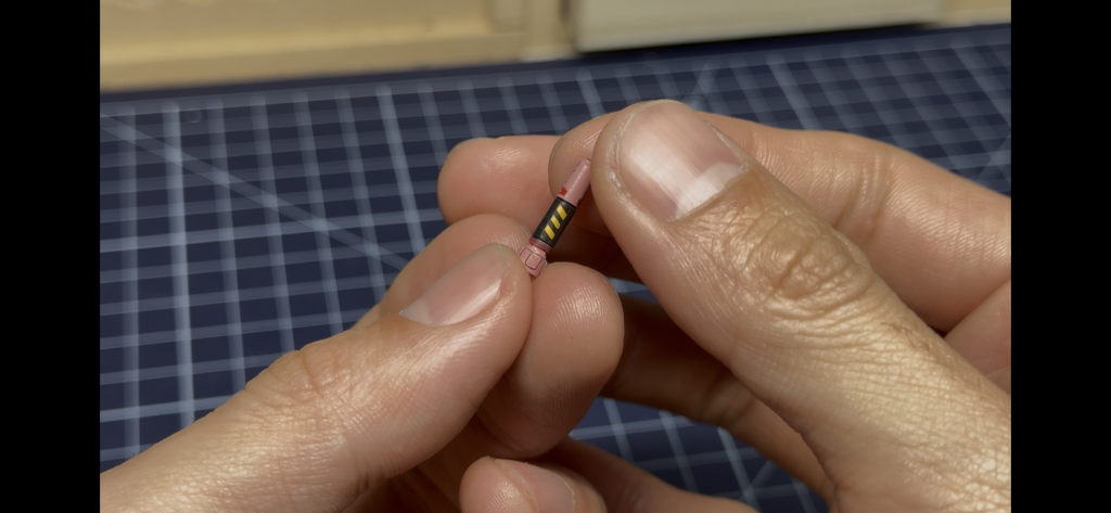 ビームサーベルの小さなストライプも塗装で再現していきました。塗装テクよりマスキングテクが問われる作業でしたが、いい練習になりました😙