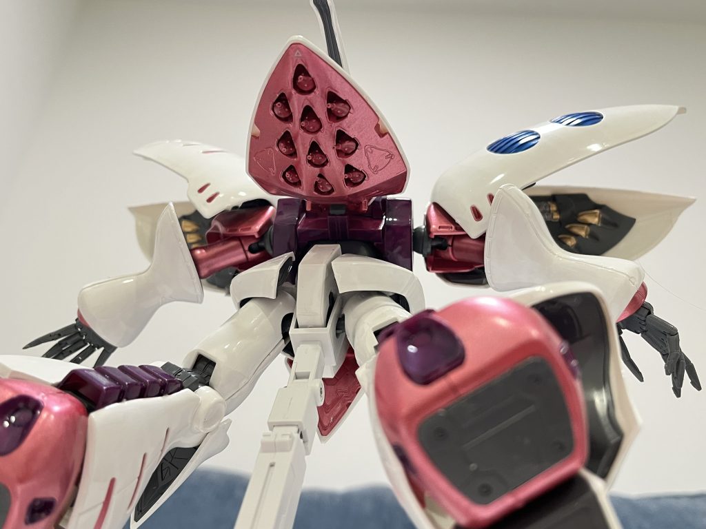 「ファンネル！！」キットは旧MGなのでアクションベースに接続の部品がありません。3種類の股間止め用パーツは付属されていますが、キュベレイの股間は11mmを超えるため安定に飾ることができません。ポージングを決まる時、二度と倒れました(gundam-kao10)。