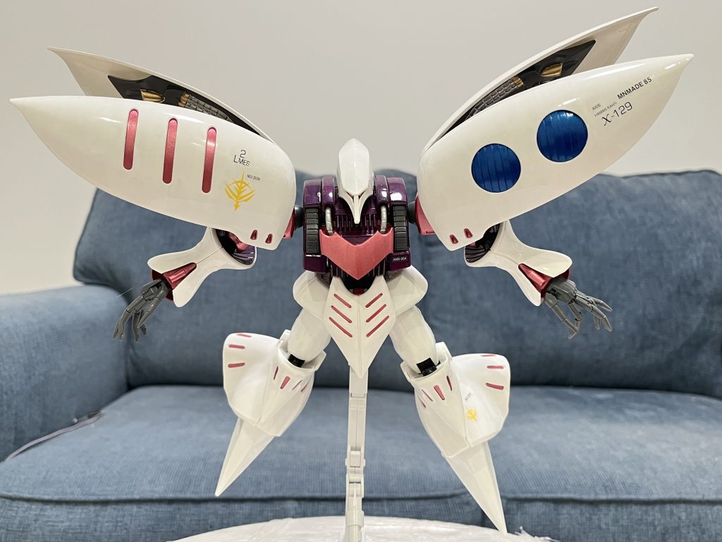 白はMr.Hobbyの1番光沢白とアメリカ製のパール白を1：1という比率で調色しました。ムラが目立ったので、羽根のような肩パーツをはじめ何度も塗り直しました。写真では少しの黄色に近いものに見えますが。