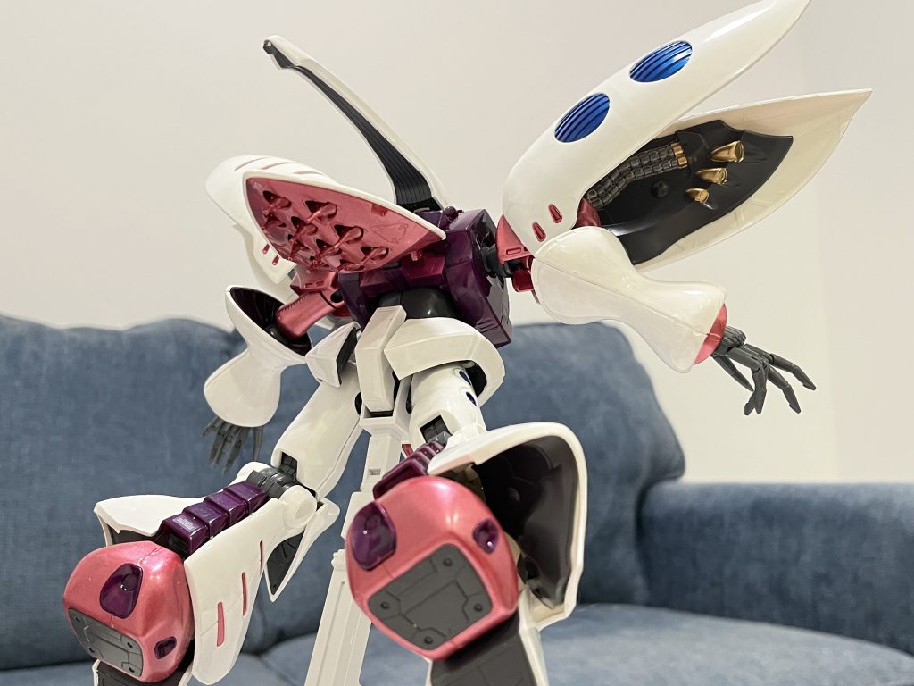 私には右斜めからのショットが一番かっこいいと思います。毎度この角度から眺めると迫力的なファンネルの射出を脳内再生します。