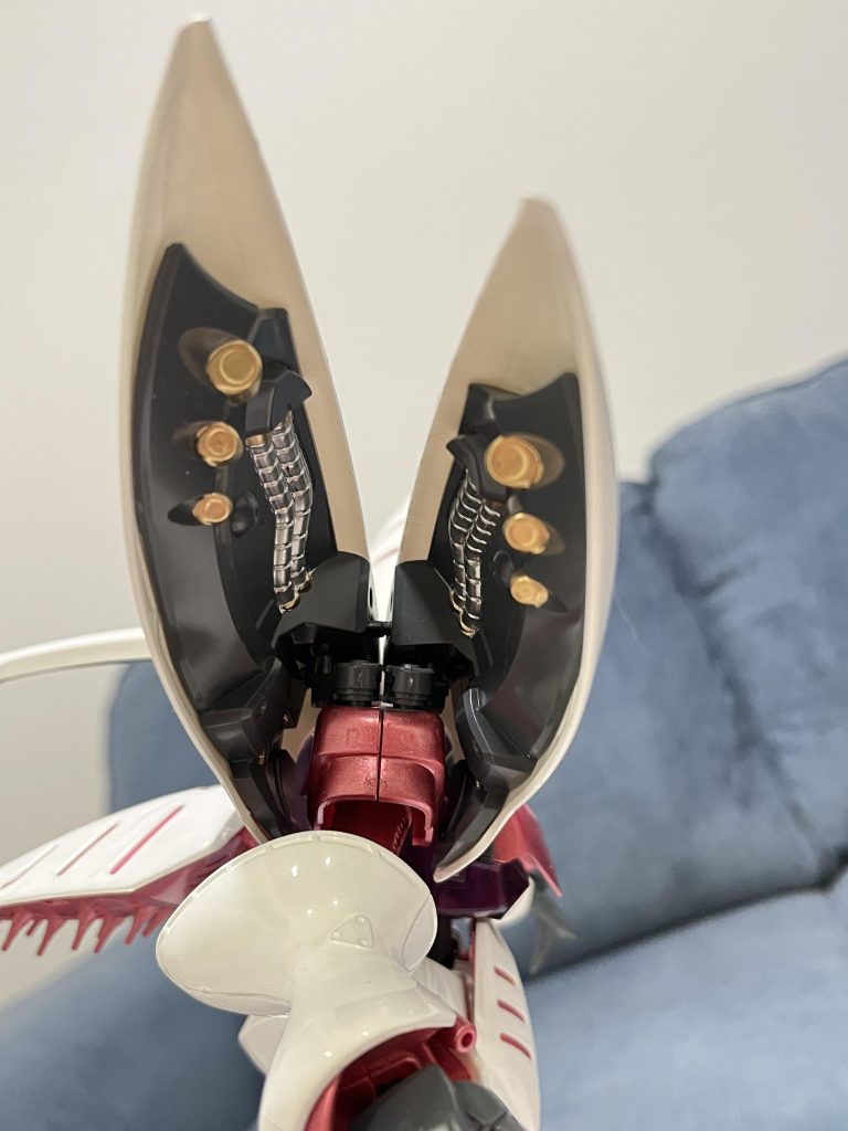 肩の裏側の塗り分けを頑張りました。12基のスラスターが肩だけに装備されています。その逆に言えば、両肩が破壊されると機動力を全て失ってしまうでしょうか。