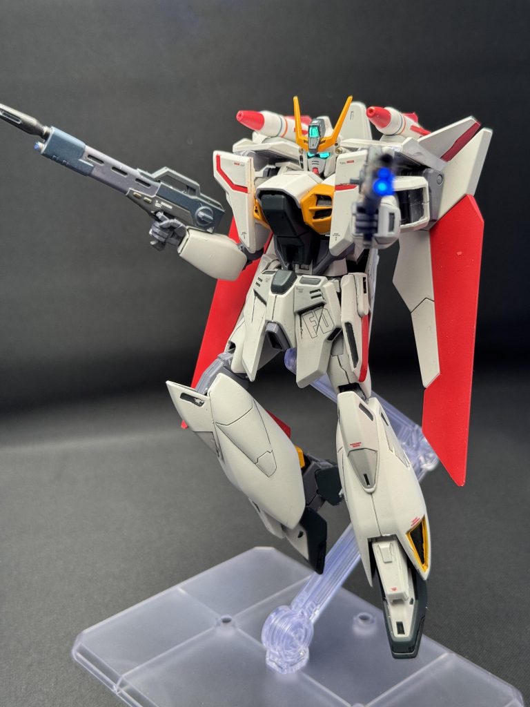 バスターライフルは何色かで色分け…ライフルのセンサーは蛍光ブルー、頭部カメラは蛍光グリーンでUVライトでビコーンします