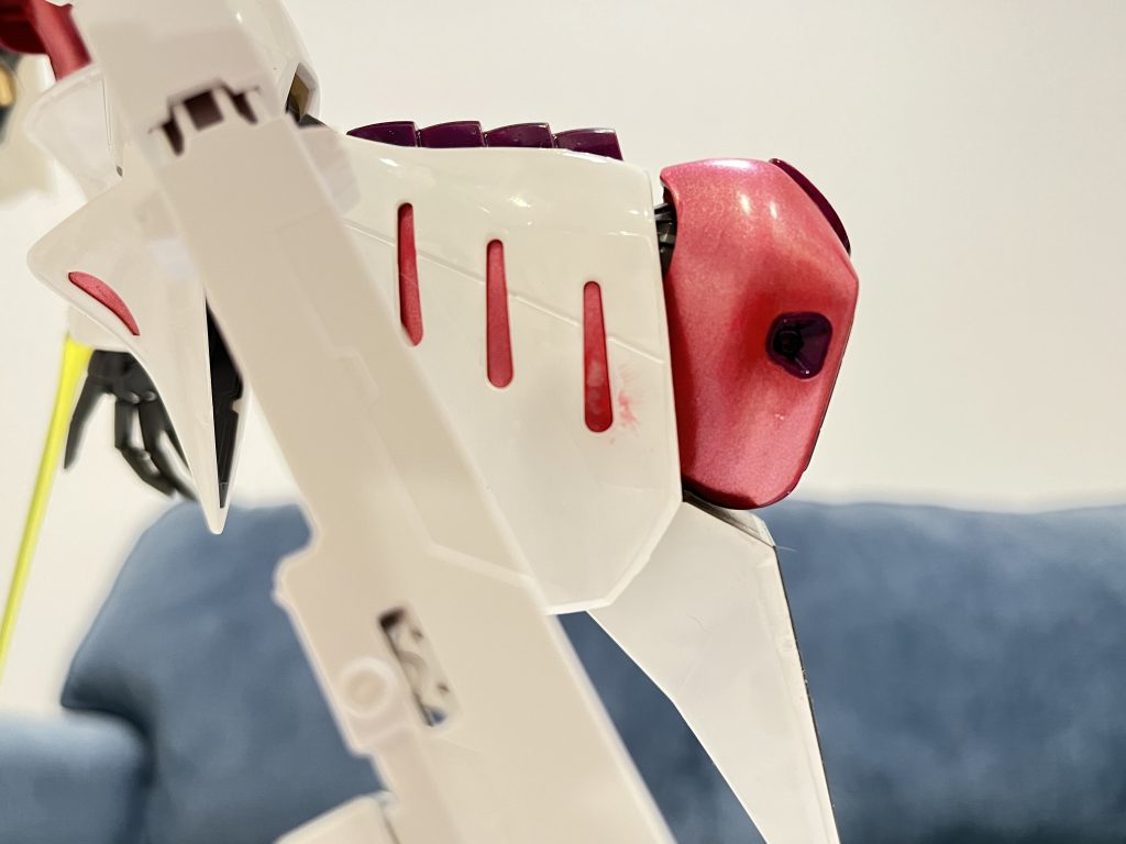 脚を動かせるとピングの部品が外れるので装甲に接着しました。やりすぎて塗装が溶けてしまいました。どうすればいいのが悩んでいます。