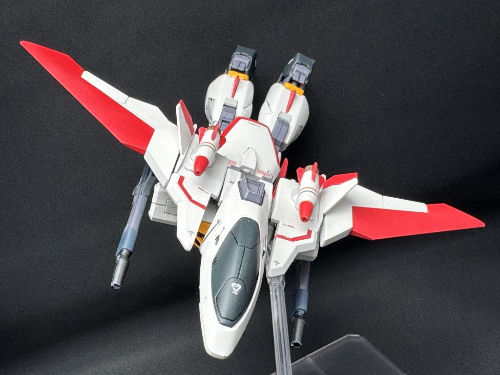 飛行形態…機体上面にに赤を多く配置したいので、腰は回転させてません。