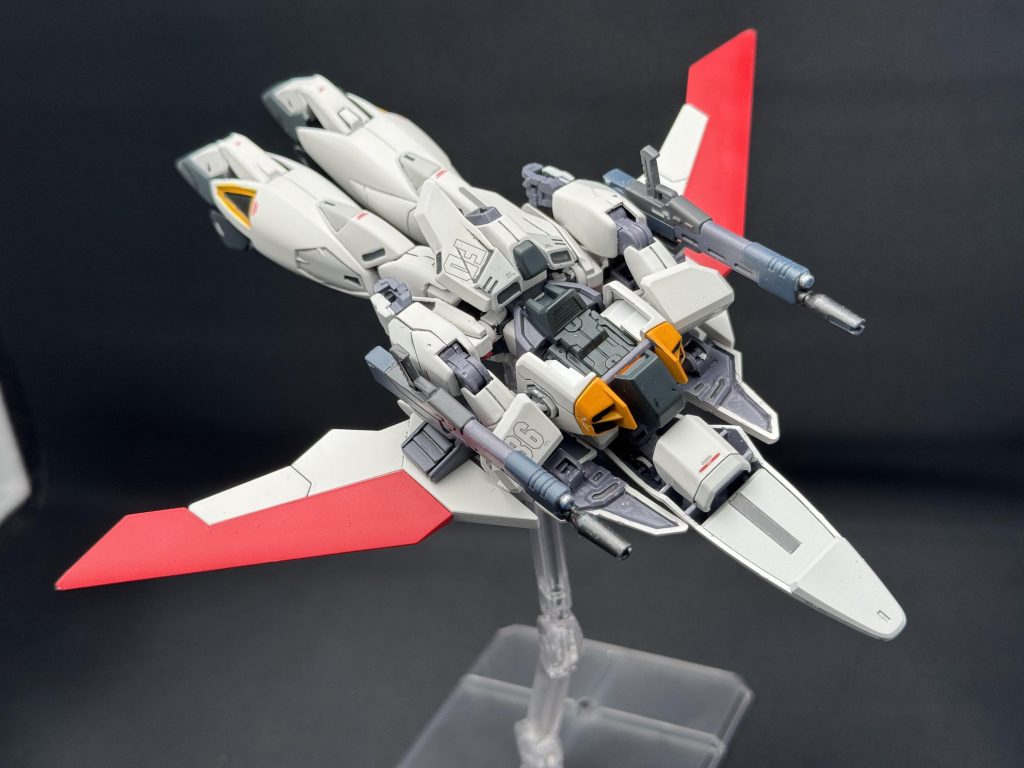 機体裏側は翼以外は赤くない…