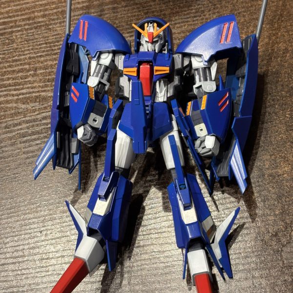 色が喧嘩します。黄色はオレンジに寄せてコバルトブルーと馴染んだかな。白と赤が青に対し主張が強すぎる。白をグレーに振るべきか？青野トーンを落とすべきか？色彩に詳しい人アドバイス欲しいです😓ちなみにアンクシャーです。（2枚目）