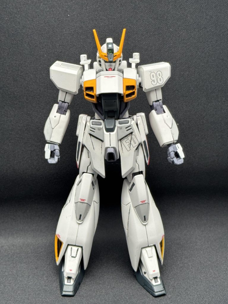 ウイングなど外した機体正面…濃いグレーはミッドナイトブルー、黄色はオレンジイエロー、赤はガンダムカラーのガンダムレッド