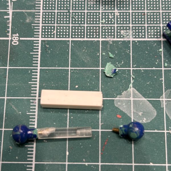 上半身のボリュームに対して下半身が華奢に感じ、今から足全体を太らせるのは大変なので股関節部分を左右に延長しました。で、可変機なのでどうせならムーバルフレームっぽく仕上げたく、股関節ブロックごと作りました😊タイトルの「バンダイ脅威の嫌がらせ⁉️」ですが、実はこのアンクシャー、市販のボールジョイントのサイズが合わないのです💦足首のボールジョイントが折れてしまい、アフターパーツと置き換えようとしたら、どのボールも合わない💦１ミリ刻みなのに合わないって、意図的にずらしているとしか考えられない😱ボールと受けをセットで変えればいいんだけど、塗装も進めて今更やり直しはキツい😓というわけで塗装よりも加工の面倒を取りました⭐️仮組の画像からどれくらい変わるのか。まぁ、出来上がりも自己満のレベルになると思いますが、久しぶりに工作して楽しかったです😆&nbsp;（3枚目）