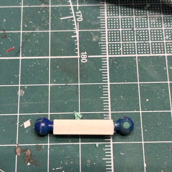 上半身のボリュームに対して下半身が華奢に感じ、今から足全体を太らせるのは大変なので股関節部分を左右に延長しました。で、可変機なのでどうせならムーバルフレームっぽく仕上げたく、股関節ブロックごと作りました😊タイトルの「バンダイ脅威の嫌がらせ⁉️」ですが、実はこのアンクシャー、市販のボールジョイントのサイズが合わないのです💦足首のボールジョイントが折れてしまい、アフターパーツと置き換えようとしたら、どのボールも合わない💦１ミリ刻みなのに合わないって、意図的にずらしているとしか考えられない😱ボールと受けをセットで変えればいいんだけど、塗装も進めて今更やり直しはキツい😓というわけで塗装よりも加工の面倒を取りました⭐️仮組の画像からどれくらい変わるのか。まぁ、出来上がりも自己満のレベルになると思いますが、久しぶりに工作して楽しかったです😆&nbsp;（4枚目）