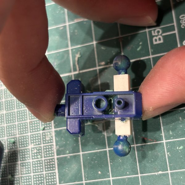 上半身のボリュームに対して下半身が華奢に感じ、今から足全体を太らせるのは大変なので股関節部分を左右に延長しました。で、可変機なのでどうせならムーバルフレームっぽく仕上げたく、股関節ブロックごと作りました😊タイトルの「バンダイ脅威の嫌がらせ⁉️」ですが、実はこのアンクシャー、市販のボールジョイントのサイズが合わないのです💦足首のボールジョイントが折れてしまい、アフターパーツと置き換えようとしたら、どのボールも合わない💦１ミリ刻みなのに合わないって、意図的にずらしているとしか考えられない😱ボールと受けをセットで変えればいいんだけど、塗装も進めて今更やり直しはキツい😓というわけで塗装よりも加工の面倒を取りました⭐️仮組の画像からどれくらい変わるのか。まぁ、出来上がりも自己満のレベルになると思いますが、久しぶりに工作して楽しかったです😆&nbsp;（6枚目）