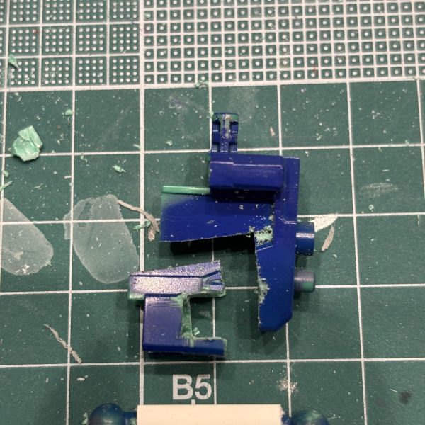 上半身のボリュームに対して下半身が華奢に感じ、今から足全体を太らせるのは大変なので股関節部分を左右に延長しました。で、可変機なのでどうせならムーバルフレームっぽく仕上げたく、股関節ブロックごと作りました😊タイトルの「バンダイ脅威の嫌がらせ⁉️」ですが、実はこのアンクシャー、市販のボールジョイントのサイズが合わないのです💦足首のボールジョイントが折れてしまい、アフターパーツと置き換えようとしたら、どのボールも合わない💦１ミリ刻みなのに合わないって、意図的にずらしているとしか考えられない😱ボールと受けをセットで変えればいいんだけど、塗装も進めて今更やり直しはキツい😓というわけで塗装よりも加工の面倒を取りました⭐️仮組の画像からどれくらい変わるのか。まぁ、出来上がりも自己満のレベルになると思いますが、久しぶりに工作して楽しかったです😆&nbsp;（5枚目）