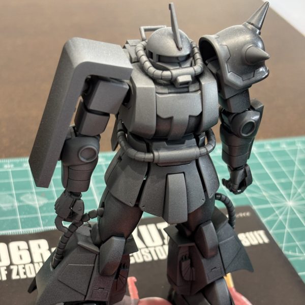 ジョニザクです。大昔に作って眠っていたかったです。何十年ぶりかに引っ張り出したので塗装します。ひとまず下地塗装終わりました。ここからお楽しみタイムです😆