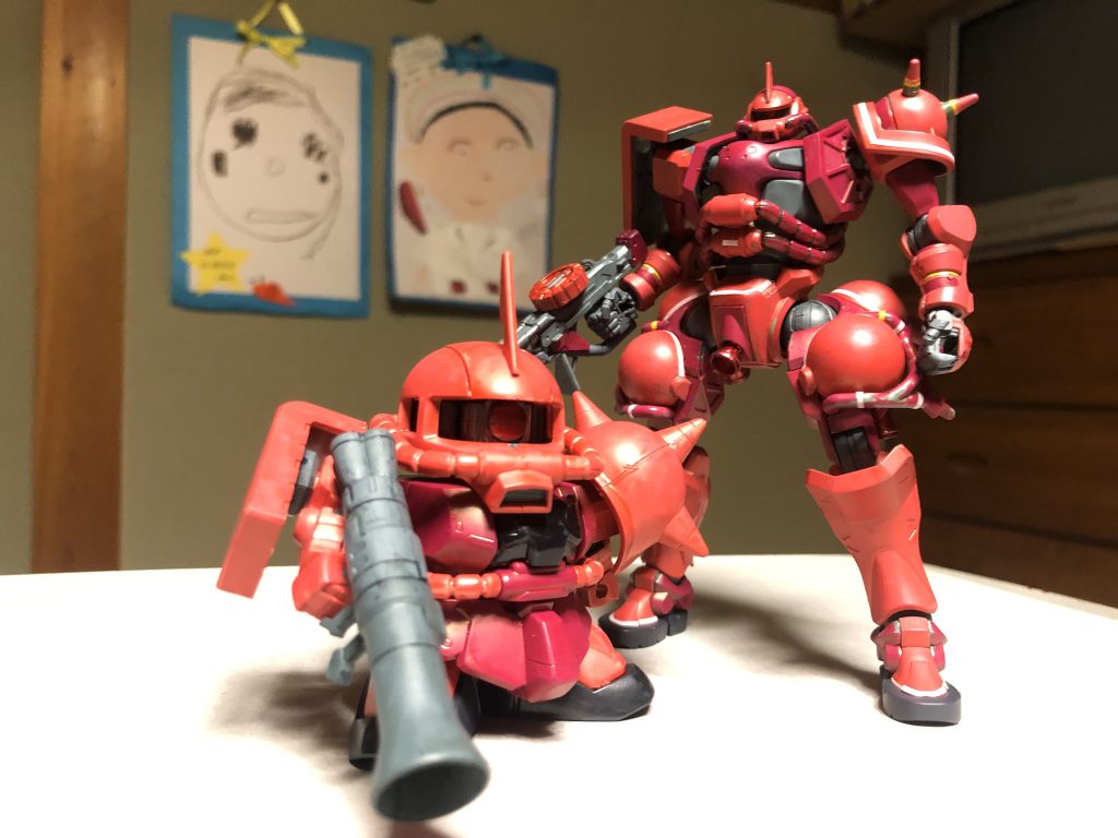 GQ版シャアザクと並べる。